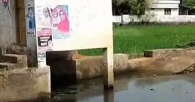 കിഴക്കമ്പലത്ത് തോട്ടില്‍ രാസമാലിന്യം ഒഴുകിയെത്തുന്നു; പരാതിയുമായി നാട്ടുകാര്‍