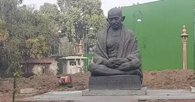 പാർലമെന്റിലെ പ്രധാന കവാടത്തിൽ നിന്നും മഹാത്മാ ​ഗാന്ധി പ്രതിമ നീക്കി