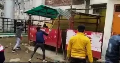 യു.പിയില്‍ ക്ഷേത്രത്തിനടുത്ത് ശൗചാലയം; മതവികാരം വ്രണപ്പെടുത്തിയെന്നാരോപിച്ച് ബജ്റംഗ്ദള്‍ പ്രവര്‍ത്തകര്‍ അടിച്ചുതകര്‍ത്തു