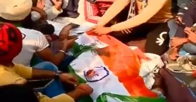 ട്രാക്ടര്‍ മാര്‍ച്ചിലെ സംഘര്‍ഷത്തില്‍ കര്‍ഷകന്‍ കൊല്ലപ്പെട്ടു; പൊലീസ് വെടിവെപ്പിലാണ് മരിച്ചതെന്ന് കര്‍ഷകര്‍; മൃതദേഹവുമായി പ്രതിഷേധം