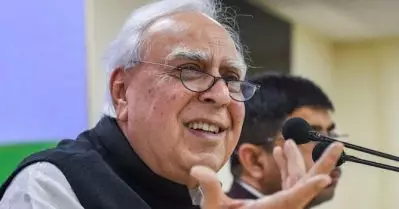 ‘ബജറ്റില്‍ നിങ്ങള്‍ക്ക് വോട്ട് ബാങ്ക് രാഷ്ട്രീയം കളിക്കാം, പുറത്ത് നോട്ട് ബാങ്ക് രാഷ്ട്രീയവും’; കേന്ദ്രത്തിനെതിരെ കപില്‍ സിബല്‍