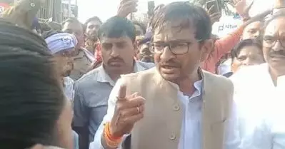 പെണ്ണായതുകൊണ്ടാണ്, ആണായിരുന്നെങ്കില്‍ കോളര്‍ പിടിച്ച് മെമ്മോ വാങ്ങിപ്പിക്കുമായിരുന്നു; കോണ്‍ഗ്രസ് നേതാവിന്റെ ഭീഷണി