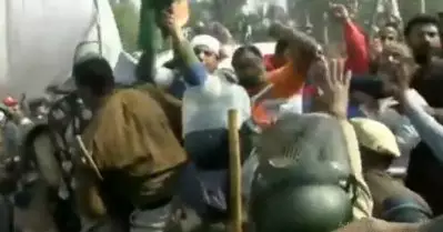 സിംഗുവില്‍ കര്‍ഷകര്‍ക്ക് നേരെ ആക്രമണം; ടെന്റുകള്‍ പൊളിച്ചുമാറ്റി; ദൃശ്യങ്ങള്‍ പകര്‍ത്താന്‍ അനുവദിക്കാതെ പൊലീസ്