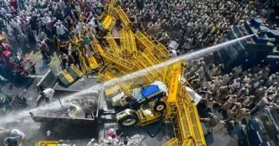 ട്രാക്ടറുകളുടെ കാറ്റഴിച്ചുവിട്ട് പൊലീസ്; നോയിഡയിലും ദില്‍ഷദ് ഗാര്‍ഡനിലും ഏറ്റുമുട്ടല്‍; റാലി തടഞ്ഞ പൊലീസ് വാഹനങ്ങള്‍ തകര്‍ത്ത് കര്‍ഷകര്‍