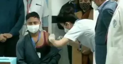 കൊവിഡ് വാക്‌സിന്‍ കുത്തിവെപ്പ് ആരംഭിച്ചു; ആദ്യ ഡോസ് ശുചീകരണതൊഴിലാളിക്ക്