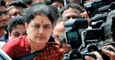 ‘ചാവേറുകളെ ഉള്‍പ്പെടെ അണിനിരത്തിയിട്ടുണ്ട്’; ശശികല എത്താനിരിക്കെ പൊലീസിന് പരാതിയുമായി എ.ഐ.എ.ഡി.എം.കെ