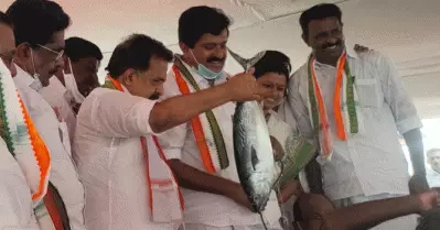 മോദി ആകാശം വിറ്റു തുലക്കുമ്പോള്‍ പിണറായി കടല്‍ വിറ്റ് തുലക്കുന്നു; ഇ.എം.സി.സി കരാറില്‍ ജുഡീഷ്യല്‍ അന്വേഷണം വേണമെന്ന് ചെന്നിത്തല