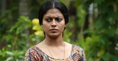 അനുശ്രീ കോണ്‍ഗ്രസിലേക്കെന്ന് വാര്‍ത്ത, വേറെ പണിയൊന്നുമില്ലേയെന്ന് നടി