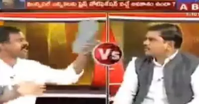 ചാനല്‍ ചര്‍ച്ചക്കിടെ വാക്കുതര്‍ക്കം; ബി.ജെ.പി നേതാവിനെ ചെരുപ്പൂരി തല്ലി