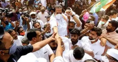 ഐശ്വര്യ കേരള യാത്രയില്‍ കൊവിഡ് പ്രോട്ടോക്കോള്‍ ലംഘനം; 26 നേതാക്കളടക്കം 400 പേര്‍ക്കെതിരെ കേസ്