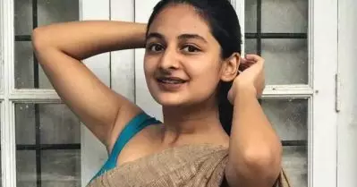 ഇതൊന്നും എന്നെകൊണ്ട് നടപ്പുള്ള കാര്യമല്ല: ഫോട്ടോ ഷൂട്ട് അബദ്ധങ്ങളുടെ വീഡിയോയുമായി എസ്തര്‍
