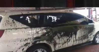 ജസ്നയുടെ തിരോധാനം; കോടതി വളപ്പില്‍ കയറി ഹൈക്കോടതി ജഡ്ജിയുടെ കാറില്‍ കരിഓയില്‍ ഒഴിച്ച് നാട്ടുകാരന്റെ പ്രതിഷേധം