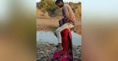 വിവാഹേതര ബന്ധമാരോപിച്ച് യുവതിയെ കൊണ്ട് ഭര്‍ത്താവിന്റെ ബന്ധുക്കളെ ചുമലിലേറ്റി കിലോമീറ്ററുകളോളം നടത്തിച്ചതായി പരാതി