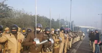 ‘ലാത്തിയല്ല, വാളും പരിചയും’; കര്‍ഷക പ്രതിഷേധത്തെ പ്രതിരോധിക്കാന്‍ ദല്‍ഹി പൊലീസിന് പുതിയ വേഷം