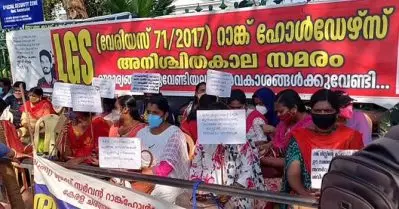 പി.എസ്.സി സമരം ശക്തമാകുന്നു; സെക്രട്ടറിയേറ്റിന് മുന്നില്‍ മുട്ടിലിഴഞ്ഞ് ഉദ്യോഗാര്‍ത്ഥികള്‍
