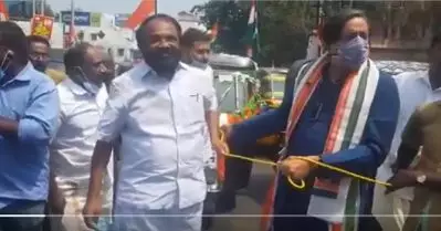 ഓട്ടോറിക്ഷ കെട്ടിവലിച്ച് ശശി തരൂര്‍; ഇന്ധന വിലവര്‍ധനവില്‍ പ്രതിഷേധം