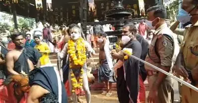 കൊടുങ്ങല്ലൂര്‍ ക്ഷേത്രത്തില്‍ ആദിബാബയും സംഘവും കോഴിയെ വെട്ടി; സംഘര്‍ഷം; ഒരു പൊലീസുകാരന് മുറിവേറ്റു