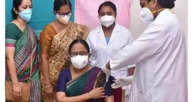 വസ്ത്രത്തിന് മുകളിലൂടെ കൊവിഡ് വാക്‌സിന്‍ കുത്തിവെയ്പ്പ്; മറുപടിയുമായി ആരോഗ്യമന്ത്രി