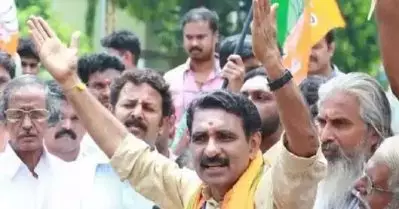 തെരഞ്ഞെടുപ്പ് നിരീക്ഷകന്റെ വാഹനം തടഞ്ഞ് ഗോപാലകൃഷ്ണന്‍; പോസ്റ്റര്‍ മാറ്റിയതില്‍ കൈയേറ്റവുമായി ബി.ജെ.പി