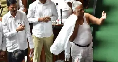 നിയമസഭയ്ക്കുള്ളില്‍ ‘ഷര്‍ട്ടൂരി’ പ്രതിഷേധം; കര്‍ണ്ണാടകയിലെ കോണ്‍ഗ്രസ് എം.എല്‍.എയ്ക്ക് സസ്‌പെന്‍ഷന്‍