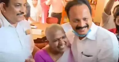 ലതിക സുഭാഷിന്റെ കാലില്‍ വീണ് നമസ്‌ക്കരിച്ച് യു.ഡി.എഫ് സ്ഥാനാര്‍ത്ഥി, വൈകിപ്പോയി ക്ഷമിക്കണമെന്ന് ലതികയുടെ മറുപടി