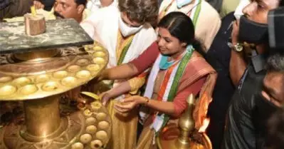 വിളക്കില്‍ നിന്നും പടര്‍ന്ന തീയില്‍ കത്തിപ്പോയ സാരി; സ്വന്തം ഷാള്‍ ഊരി നല്‍കി പ്രിയങ്ക; സ്‌നേഹവും കരുതലും പങ്കുവെച്ച് അഡ്വ. വീണ