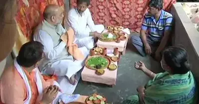 വോട്ടര്‍മാരുടെ വീടുകളില്‍ എത്തി ഭക്ഷണം കഴിക്കുന്നത് ‘സ്ഥിരമാക്കി’ അമിത് ഷാ; ബംഗാളിലും ഗൃഹസന്ദര്‍ശനം പിടിവള്ളിയാക്കി ബി.ജെ.പി