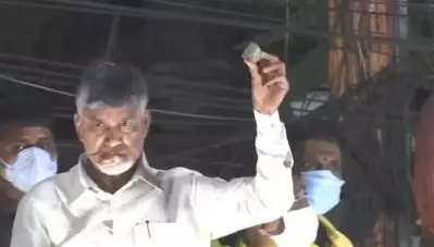 തെരഞ്ഞെടുപ്പ് പ്രചാരണത്തിനിടെ കല്ലേറ്; വേദിയില്‍ നിന്നിറങ്ങി ധര്‍ണയിരുന്ന് ചന്ദ്രബാബു നായിഡു