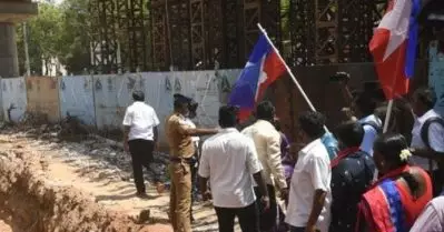 അംബേദ്കര്‍ പ്രതിമയ്ക്ക് മാലയിടാനെത്തി ബി.ജെ.പി നേതാക്കള്‍; കല്ലെറിഞ്ഞും തല്ലിയോടിച്ചും വി.സി.കെ പ്രവര്‍ത്തകര്‍