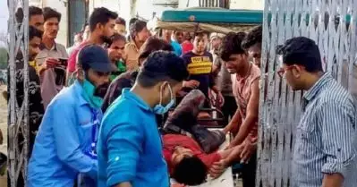 കൂച്ച് ബിഹാര്‍ സന്ദര്‍ശിക്കുമെന്ന് മമത; പിന്നാലെ രാഷ്ട്രീയനേതാക്കള്‍ക്ക് പ്രവേശന വിലക്ക് ഏര്‍പ്പെടുത്തി തെരഞ്ഞെടുപ്പ് കമ്മീഷന്‍