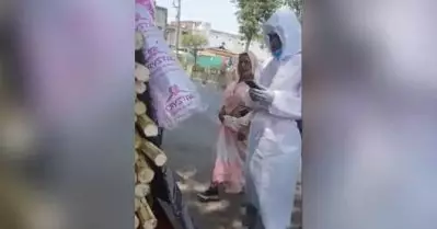 അയാള്‍ക്കല്ലേ കൊവിഡ്, എനിക്കല്ലല്ലോ; കൊവിഡ് രോഗിയെ ആശുപത്രിയിലേക്ക് കൊണ്ടുപോകുംവഴി ആംബുലന്‍സ് വഴിയരികില്‍ നിര്‍ത്തി ജ്യൂസ് കുടിച്ച് ജീവനക്കാരന്‍