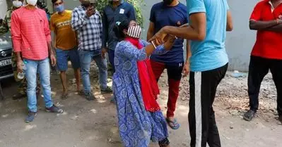 ‘അമ്മയുടെ സ്ഥിതി ഗുരുതരമാണെന്ന് അവരോട് പറഞ്ഞു, ആരും കേട്ടില്ല’; ദല്‍ഹിയില്‍ ഓക്‌സിജന്‍ സിലിണ്ടറിനായി കേണപക്ഷേിച്ച് യുവതി