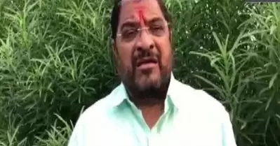 മഹാരാഷ്ട്രയ്ക്ക് ആവശ്യത്തിന് വാക്‌സിന്‍ തന്നില്ലെങ്കില്‍ പൂനെയിലെ സെറം ഇന്‍സ്റ്റിറ്റ്യൂട്ടിലെ ഒറ്റ വാഹനവും അതിര്‍ത്തി കടക്കില്ല; കേന്ദ്രസര്‍ക്കാരിന് ഭീഷണിയുമായി രാജു ഷെട്ടി