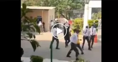 ആശുപത്രിയില്‍ പ്രവേശനം ലഭിക്കാതെ കൊവിഡ് രോഗി മരിച്ചു; ഡോക്ടറെ ഓടിച്ചിട്ട് തല്ലി ബന്ധുക്കള്‍