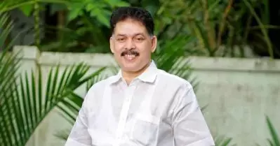 റോഡ് ഷോയ്ക്കിടെ കാരാട്ട് റസാഖ് എം.എല്‍.എക്ക് വാഹനത്തില്‍ നിന്നും വീണ് പരിക്ക്