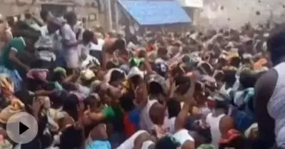 പരസ്പരം ചാണകമെറിഞ്ഞ് ജനക്കൂട്ടം; കൊവിഡ് മാനദണ്ഡം കാറ്റില്‍പ്പറത്തി ഉഗാഡി ആഘോഷം