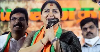 ബി.ജെ.പി കൊടി കെട്ടിയ കാറുമായി പോളിംഗ് സ്‌റ്റേഷനിലേക്ക് ഖുശ്ബു; പരാതിയുമായി ഡി.എം.കെ