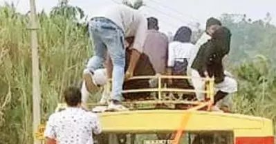 ബസിന് മുകളില്‍ കയറി ആന വണ്ടി പ്രേമികളുടെ യാത്ര; ഡ്രൈവര്‍ക്ക് കൊവിഡ്, യാത്രക്കാരോട് നിരീക്ഷണത്തില്‍ പോകാന്‍ നിര്‍ദേശം
