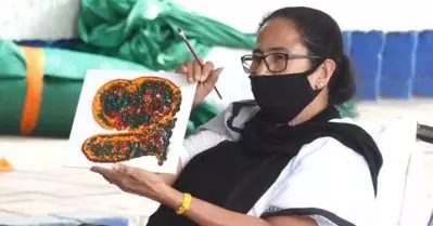 തെരഞ്ഞെടുപ്പ് കമ്മീഷന്റെ വിലക്ക്; ഗാന്ധി പ്രതിമയ്ക്കുമുന്നില്‍ ചിത്രം വരച്ച് മമതയുടെ ഒറ്റയാള്‍ പ്രതിഷേധം
