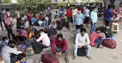 ലോക്ക്ഡൗണ്‍ ഏര്‍പ്പെടുത്തിയേക്കുമെന്ന് ഭയം; ധാരാവിയില്‍ നിന്ന് 25000ഓളം ഇതരസംസ്ഥാന തൊഴിലാളികള്‍ സ്വന്തം നാട്ടിലേക്ക് മടങ്ങി