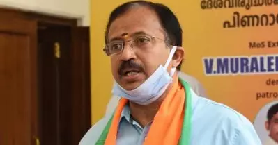 കേന്ദ്രം അയക്കുന്നത് കാത്തുനില്‍ക്കേണ്ട; സംസ്ഥാനം സ്വന്തം നിലയ്ക്ക് വാക്‌സിന്‍ വാങ്ങണമെന്ന് കേന്ദ്രമന്ത്രി വി. മുരളീധരന്‍