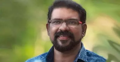 ‘കമ്മ്യൂണിസത്തെ പുകഴ്ത്തി എഴുതിയ കവിതകള്‍ അംഗീകരിക്കില്ല, മലദ്വാരത്തിലൂടെ കമ്പി കയറ്റും’; കവി മുരുകന്‍ കാട്ടാക്കടയ്ക്ക് നേരെ വധഭീഷണി