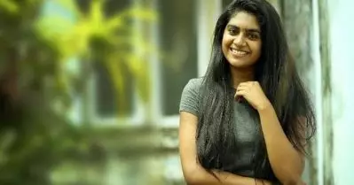 എന്റെ നിറത്തില്‍ ഞാന്‍ കംഫര്‍ട്ടിബിള്‍ ആണ്; വിമര്‍ശകര്‍ക്ക് നൈസ് ആയി മറുപടി കൊടുക്കാന്‍ അറിയാം: നിമിഷ സജയന്‍
