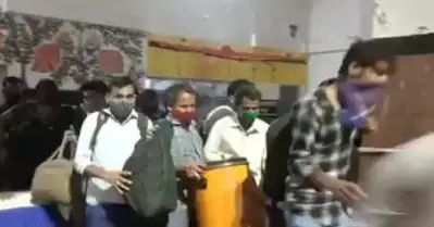 ‘ആളുകള്‍ കൊവിഡ് ടെസ്റ്റ് പേടിച്ച് ഓടുന്നു’;വീഡിയോ വൈറല്‍