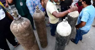 ഓക്‌സിജനില്ലാതെ ‘ശ്വാസം മുട്ടി’ രാജ്യതലസ്ഥാനം; കൊവിഡ് ആശുപത്രികള്‍ പ്രതിസന്ധിയില്‍