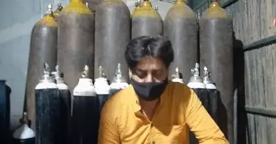 ഇന്ത്യ ‘ശ്വാസം മുട്ടുമ്പോള്‍’ ദല്‍ഹിയിലെ വീട്ടില്‍ നിന്ന് കണ്ടെടുത്തത് 48 ഓക്‌സിജന്‍ സിലിണ്ടറുകള്‍