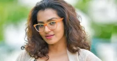 എന്നെ വെറുക്കുന്നുവെന്ന് ചിലര്‍ പറയുന്നു, താങ്ക്യൂ; പ്രേക്ഷകര്‍ക്ക് നന്ദി പറയാന്‍ ലൈവിലെത്തിയ പാര്‍വതിയുടെ പ്രതികരണം