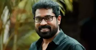 മേക്കപ്പ് പൂര്‍ത്തിയാക്കി കണ്ണാടിക്കു മുന്‍പില്‍ ചെന്നപ്പോള്‍ മരിച്ചുപോയ അച്ഛന്റെ രൂപമായിരുന്നു എനിക്ക്; അനുഭവം പറഞ്ഞ് സുരാജ്