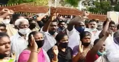 വേദാന്തയുടെ ഓക്‌സിജന്‍ വേണ്ട; കമ്പനി ഉദ്യോഗസ്ഥരെ നാട്ടുകാര്‍ ഓടിച്ചു; തമിഴ്‌നാട്ടില്‍ കളക്ടര്‍ വിളിച്ച യോഗത്തില്‍ പ്രതിഷേധം