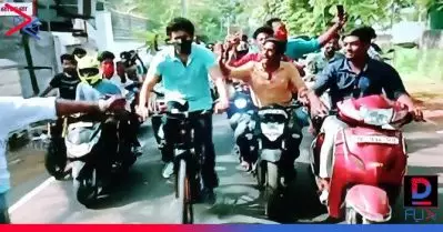 സൈക്കിളിലെത്തി വോട്ട് ചെയ്ത് ദളപതി വിജയ്; പെട്രോള്‍ വിലവര്‍ധനയ്ക്കും അണ്ണാഡി.എം.കെ – ബി.ജെ.പിയ്ക്കുമെതിരെയുമുള്ള  പ്രതിഷേധമെന്ന് സോഷ്യല്‍ മീഡിയ